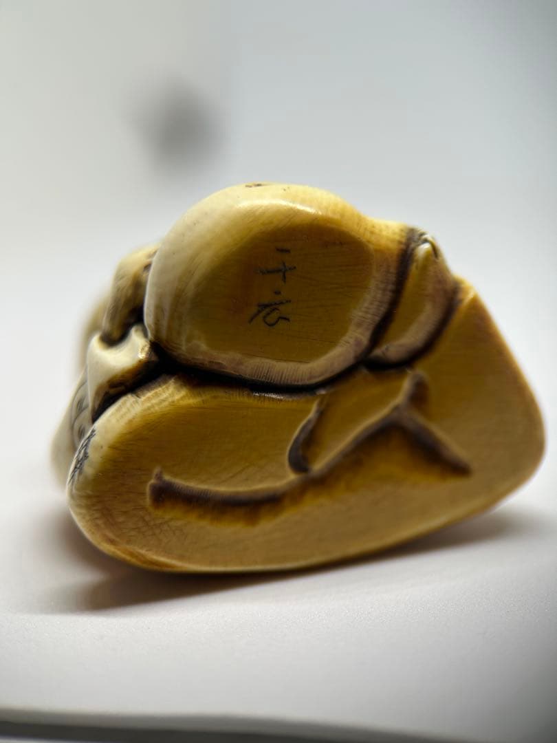 人物根付 二体揃 在銘「千広」「白之」 牙風彫刻 時代根付 骨素材