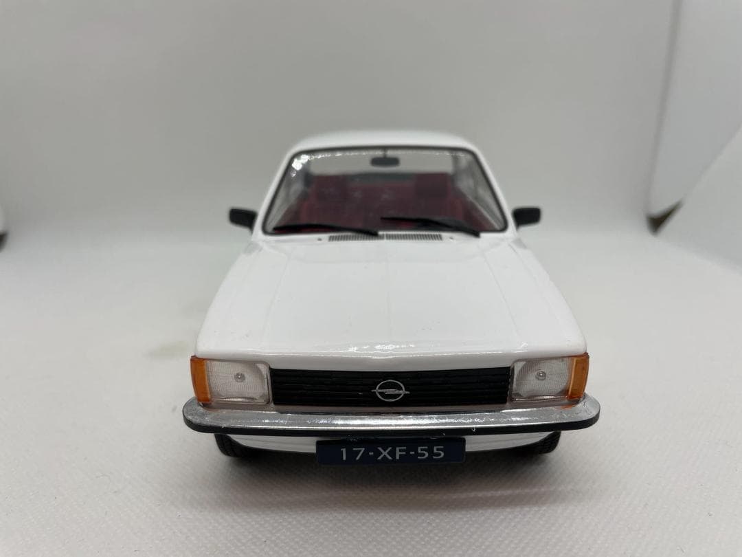 702-036 TRIPLE9 オペル カデット 1977 ホワイト