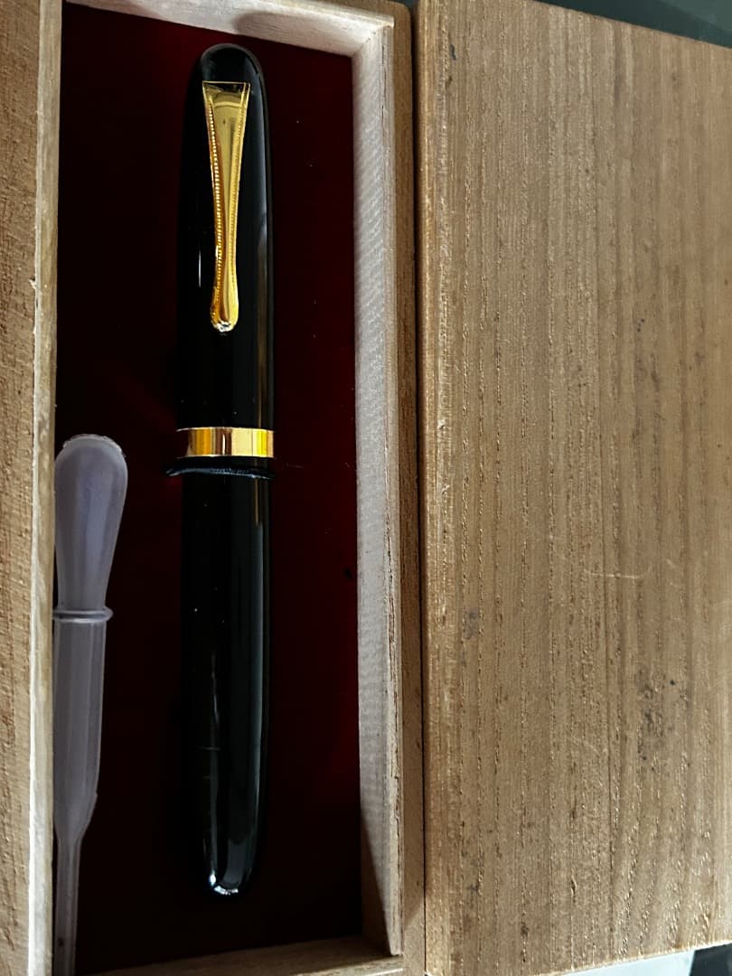 酒井栄助 黒万年筆 金色装飾付き 酒井栄助 黒万年筆 金色装飾付き