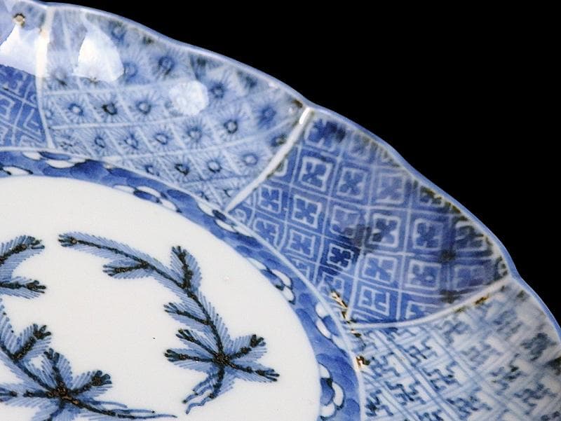 古伊万里 染付 菊花四方襷紋に若松の図 6寸皿 A361A-