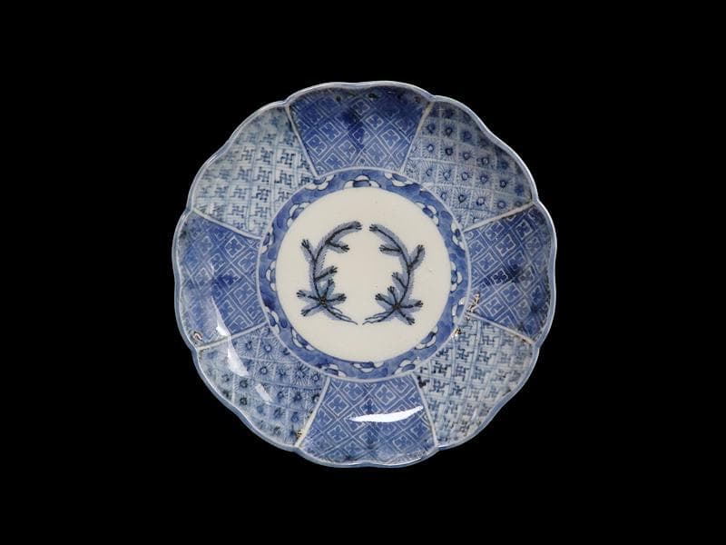 古伊万里 染付 菊花四方襷紋に若松の図 6寸皿 A361A-