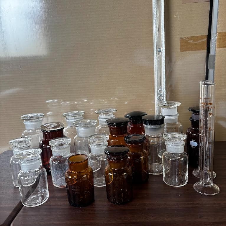 昭和レトロな薬瓶 ガラス瓶 ヴィンテージ インテリア 古道具 蓋付 18個