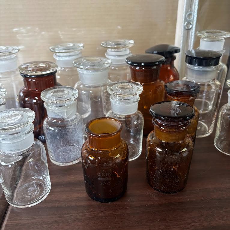 昭和レトロな薬瓶 ガラス瓶 ヴィンテージ インテリア 古道具 蓋付 18個