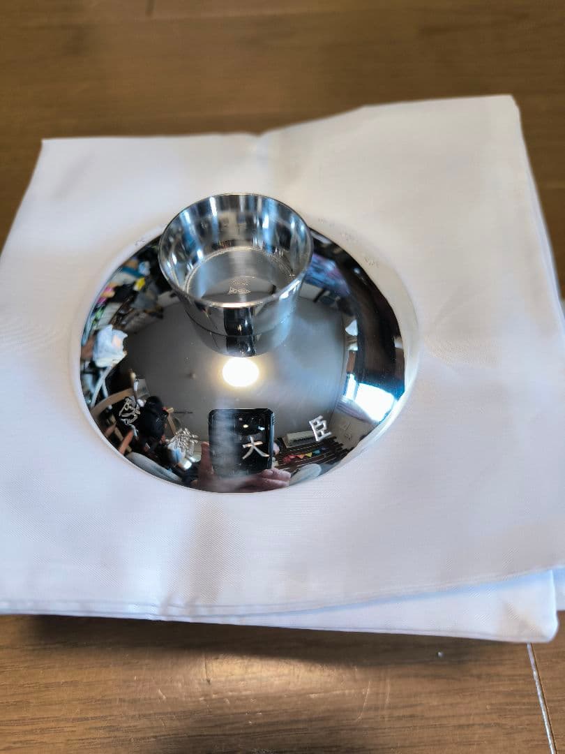 現在高騰中 純銀999 68g】防衛大臣 永年勤続表彰記念銀杯 桐紋 台座箱