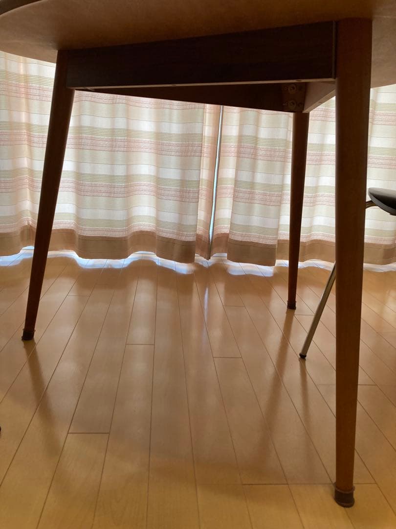 ブラウンの木製三角形テーブルと椅子セット