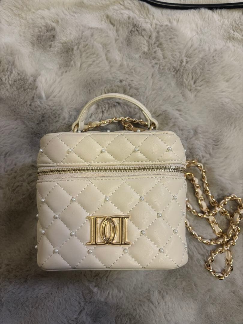 Darichダーリッチバニティキルティングパールスクエアミニバッグ