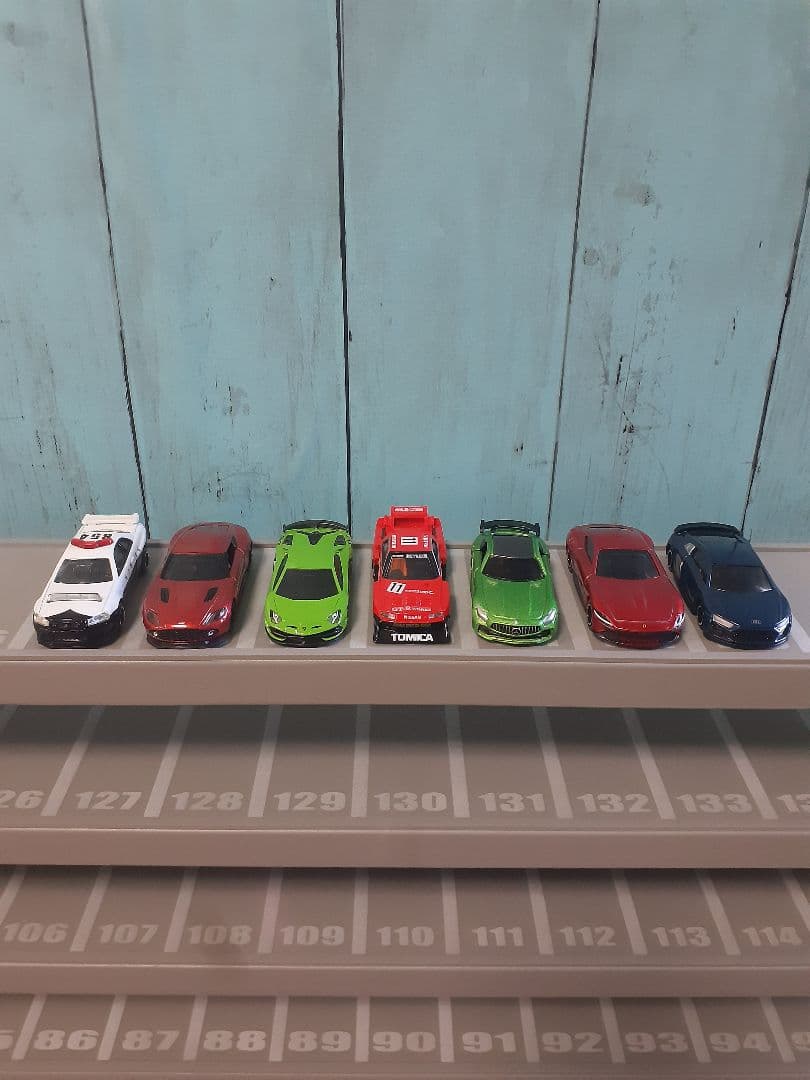 自作ミニカー収納棚9段168台ロータリー交差点付き