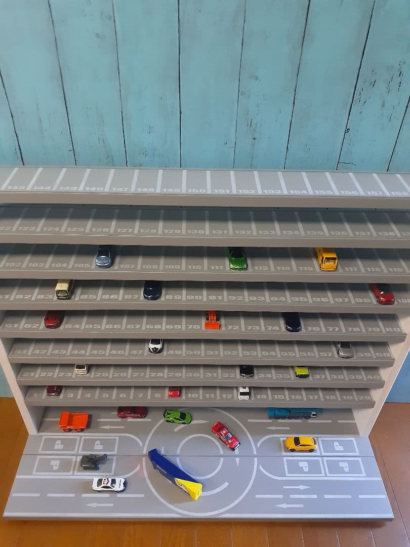 自作ミニカー収納棚9段168台ロータリー交差点付き
