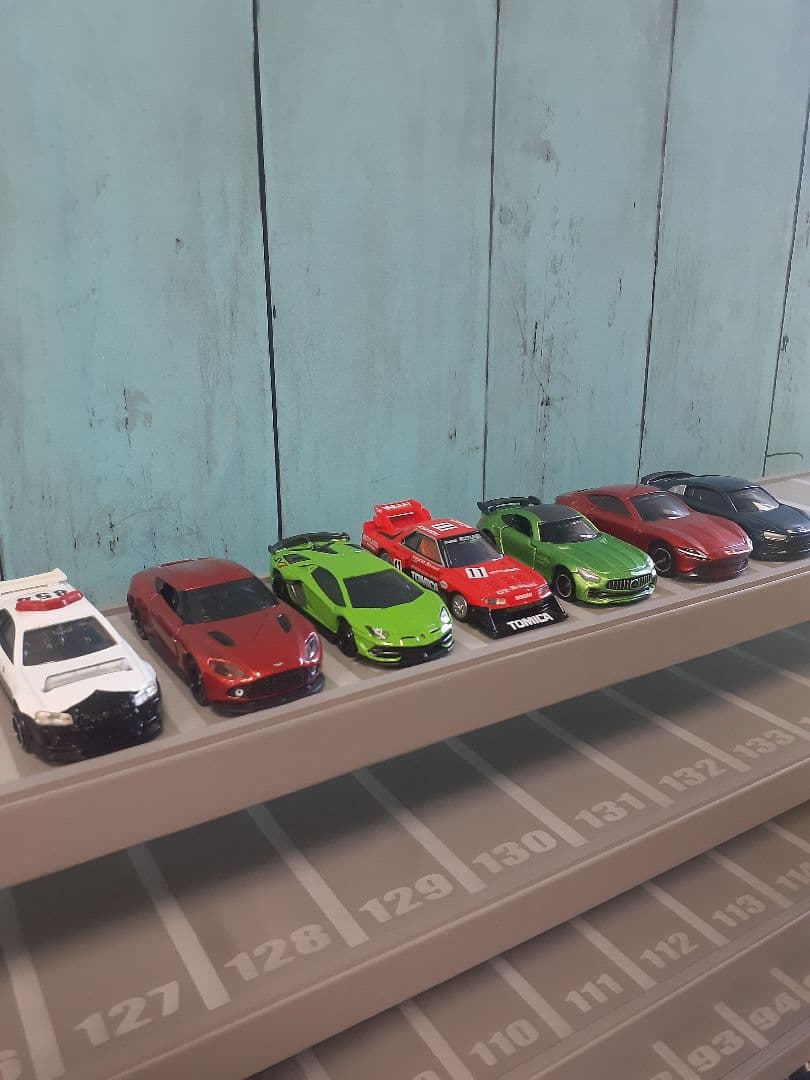 自作ミニカー収納棚9段168台ロータリー交差点付き
