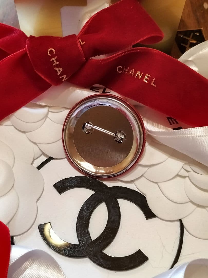 ❣️CHANEL♡ゴ―ルドスタンドミラ―海外限定＆缶バッジ♡スヌーピー様❣️