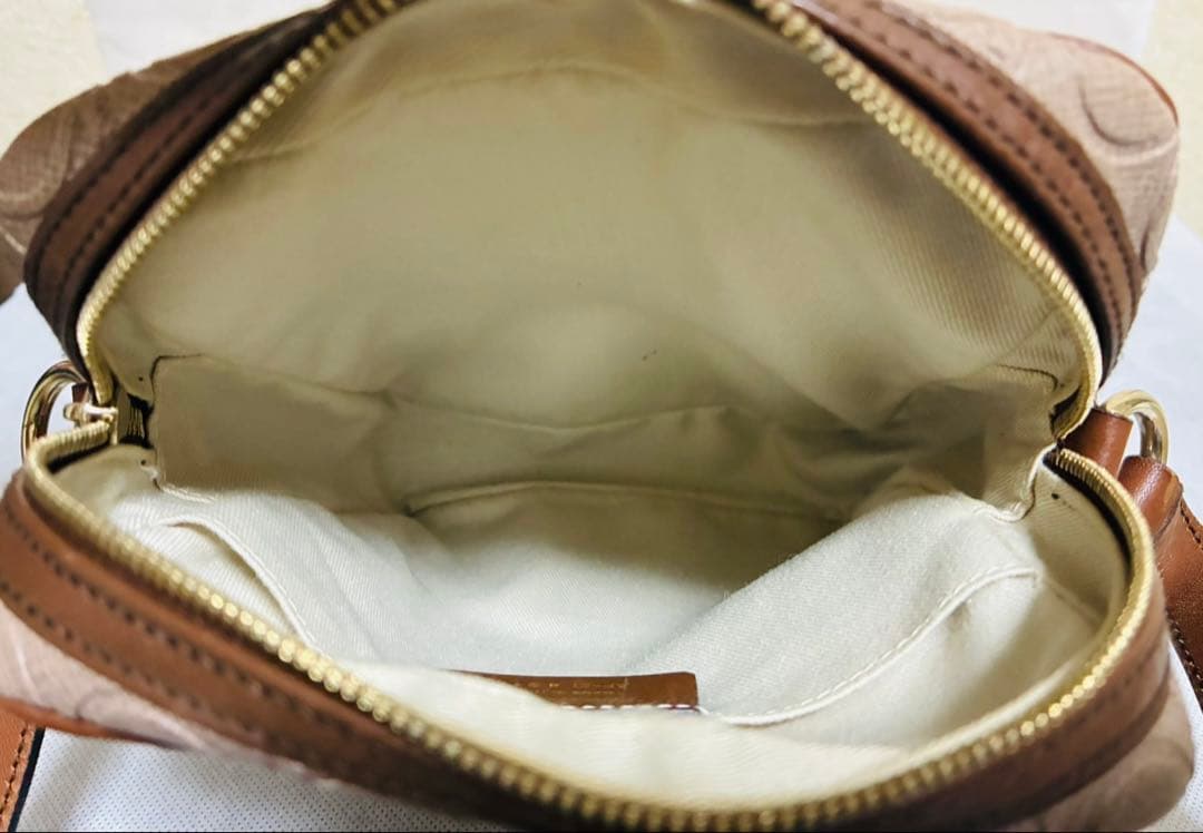 【美品】フェラガモ　ショルダーバッグ　クロスボディ　ガンチーニ　ベージュ　レザー