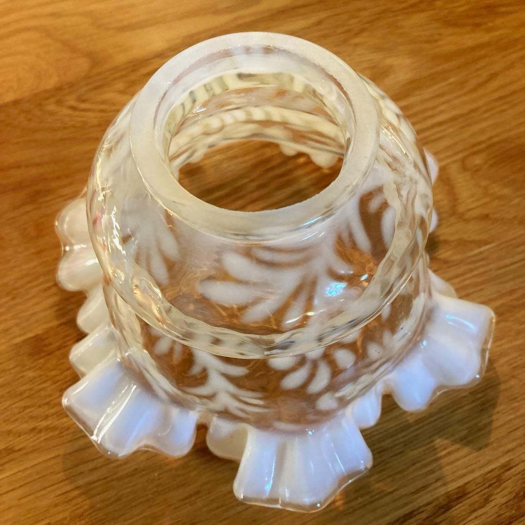 フェントン 19世紀 花柄 ガラスランプシェード（希少）オパールセント