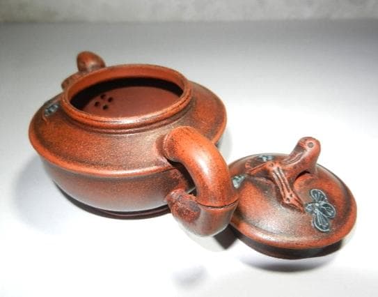 宜興紫砂壷（底款「周箕能制」、高さ5．5cm、幅幅9．5cm、容量