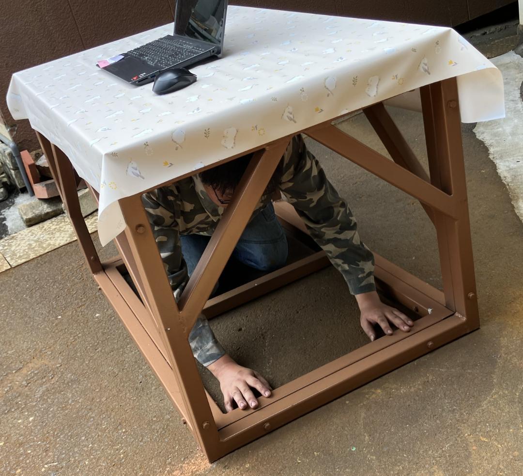 勉強机　事務机（緊急時は避難シェルター）　在庫３個　机　ダイニングテーブル