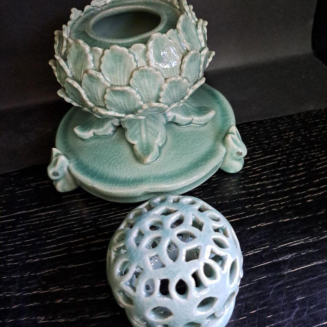 茶道具　青磁蓮型　香炉　三兎台　陽刻蓮型　細密技巧　透し火屋　海青造