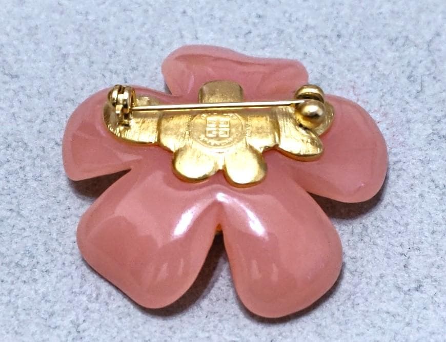 ジバンシー ピンク花型ブローチ 40589｜Amazon.co.jp: ブローチ