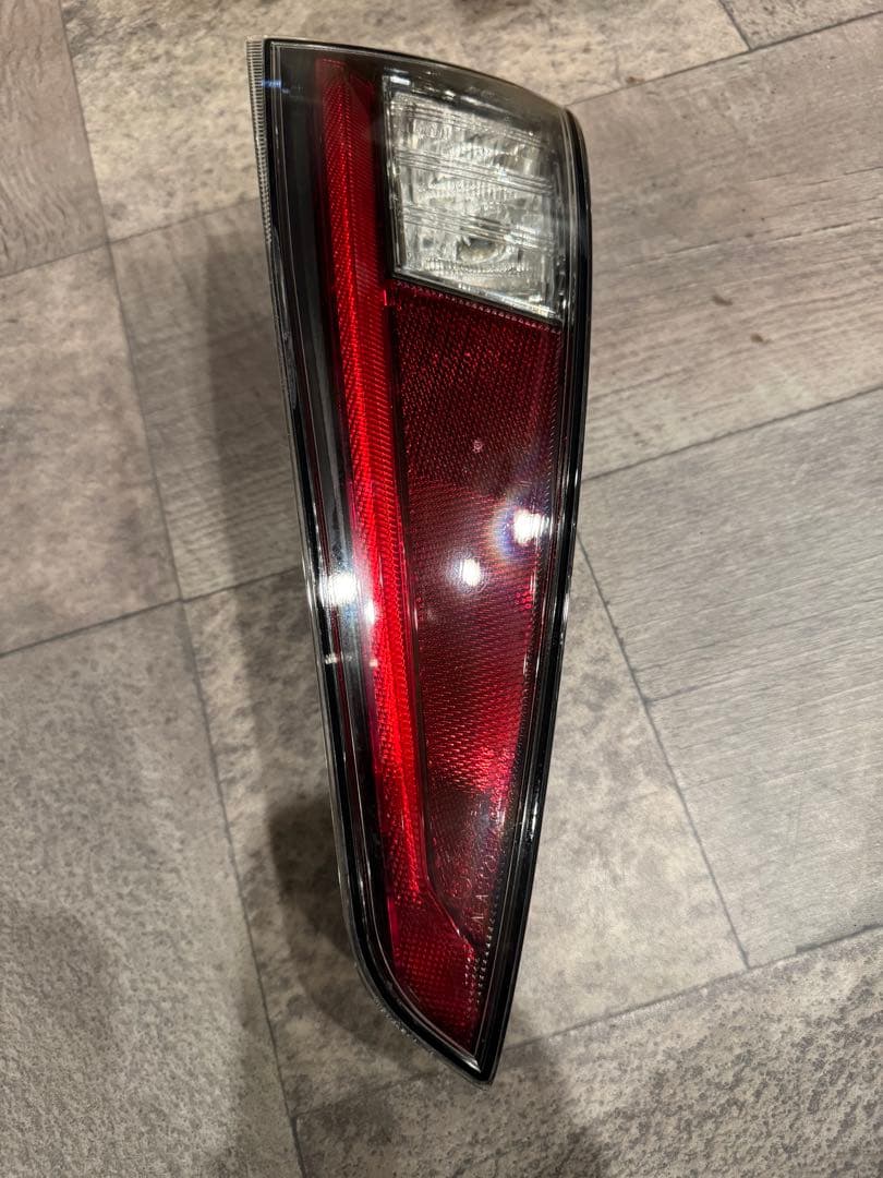 50 プリウス テールランプ 右 81580-47020