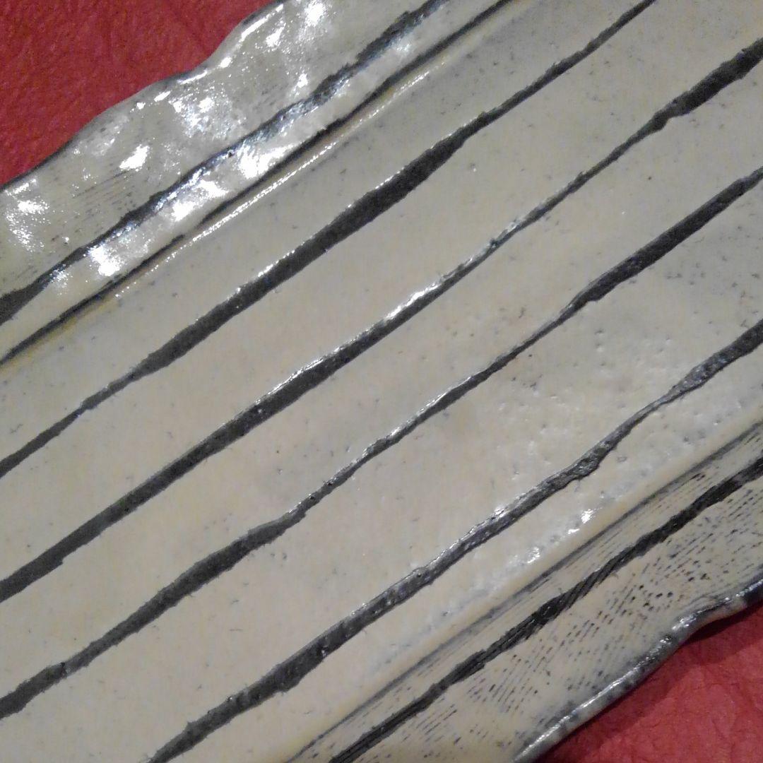 信楽焼 粉引線彫長々皿