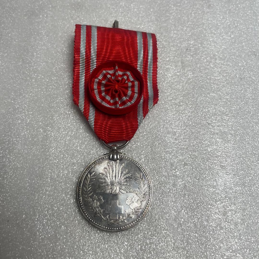 美品・付属品完備】日本赤十字社 特別社員章 銀色 記章 勲章 漆塗り箱