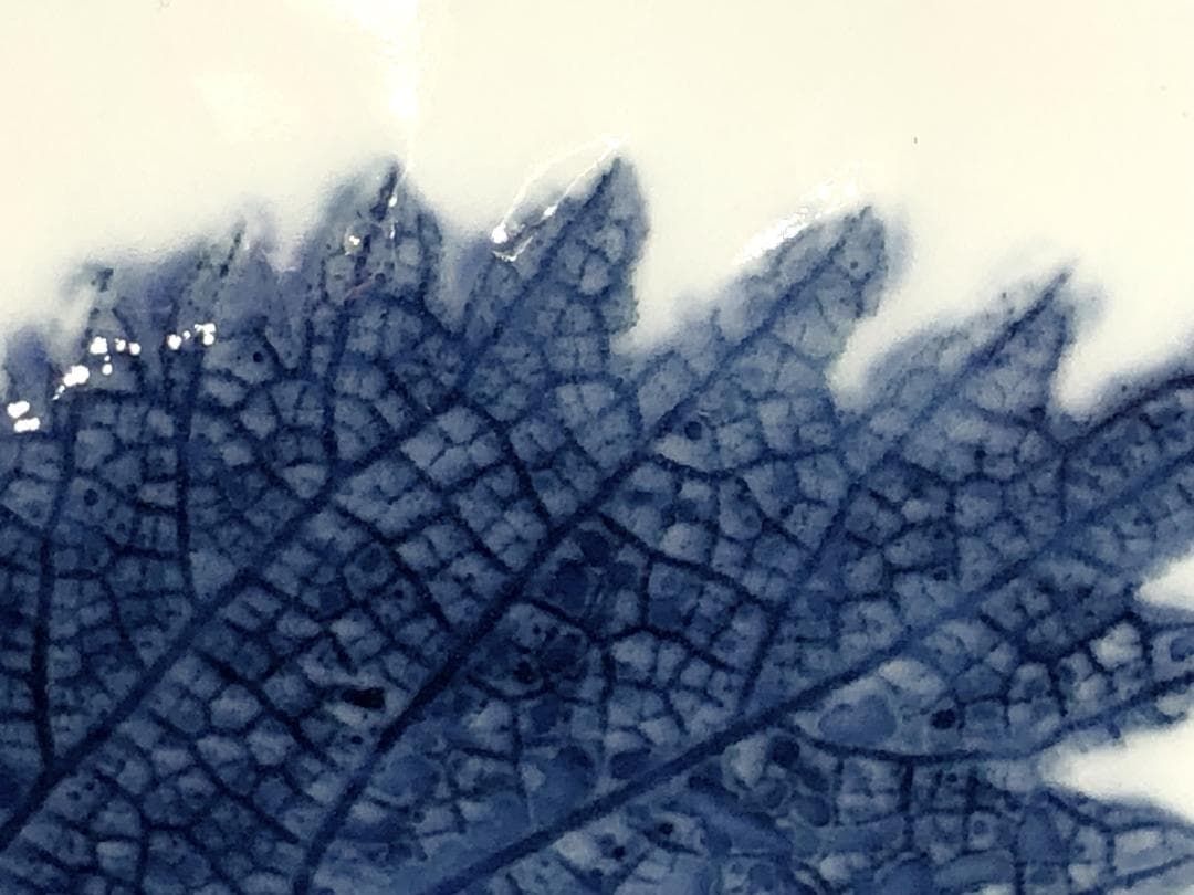 【 藤井朱明 作 白磁花瓶 】　29ｃｍ　浮彫　木の葉技法　有田焼