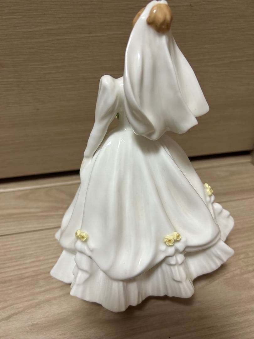 期間限定値下げ！ロイヤルドルトン ウェディングドール 陶器製 15cm