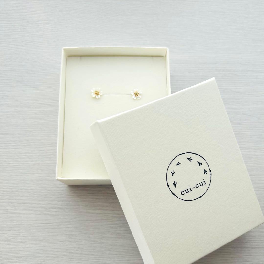 cui-cui】K18YGシェル カラーストーン フラワー（ペリドット） - メルカリ