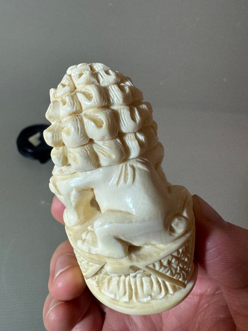 2732根付 獅子 置物 台座付き 細密彫刻 時代 彫刻極細工 古美術品 骨董