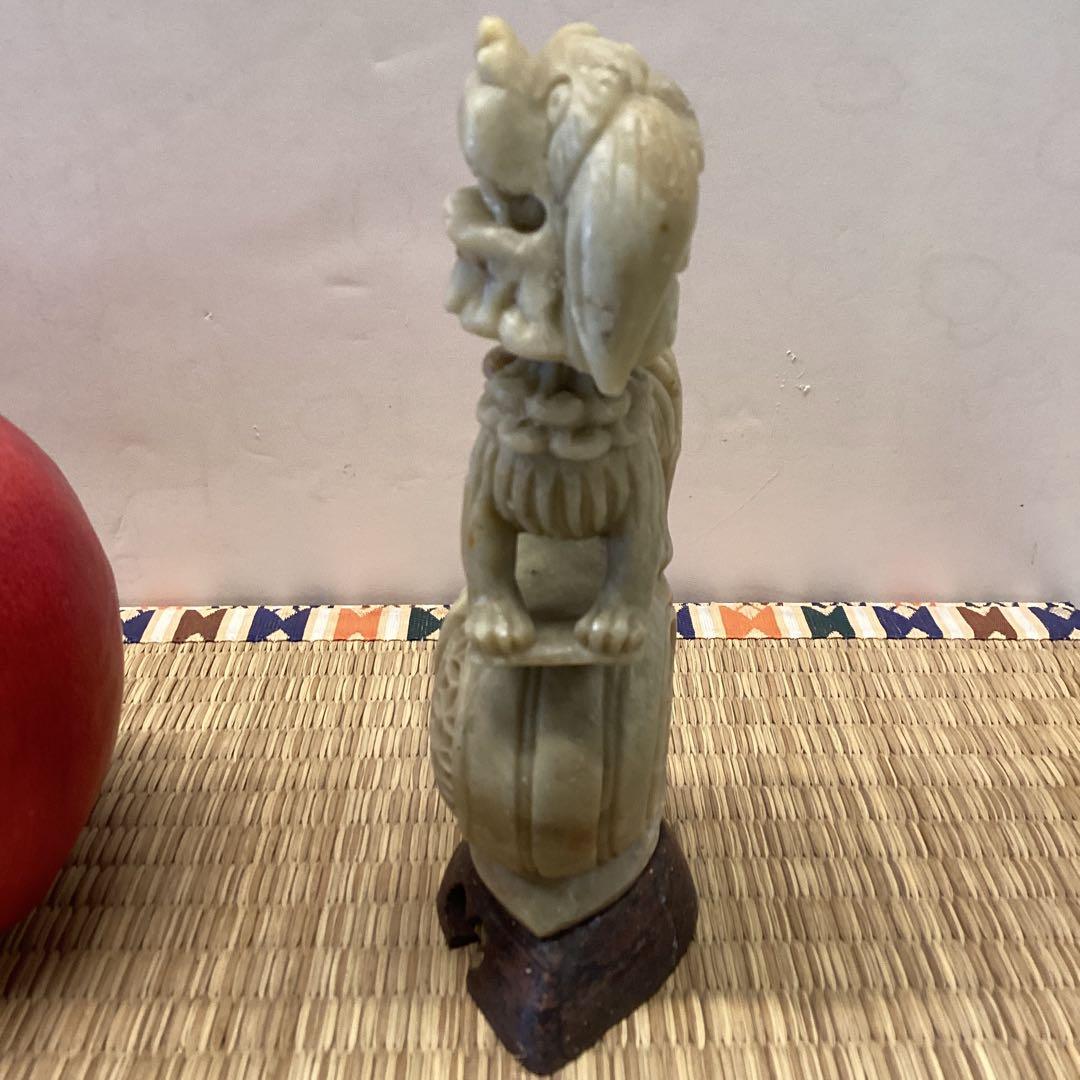 翡翠 獅子彫刻 木製台座付き 約10cm バネ付きで頭揺れます。