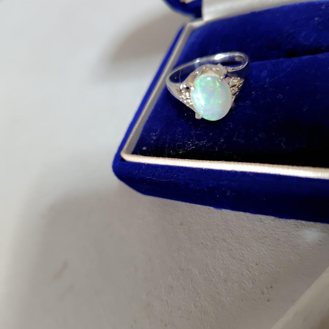 オパールの指輪です。