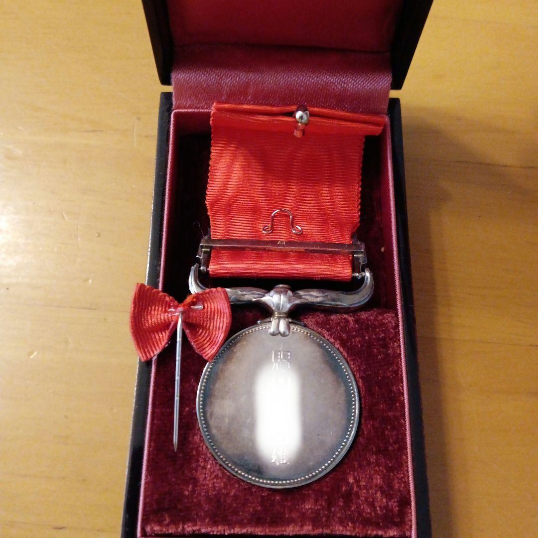 激レア 珍品】紅綬褒章 純銀製 略綬付き 共箱入 完品 褒章 勲章