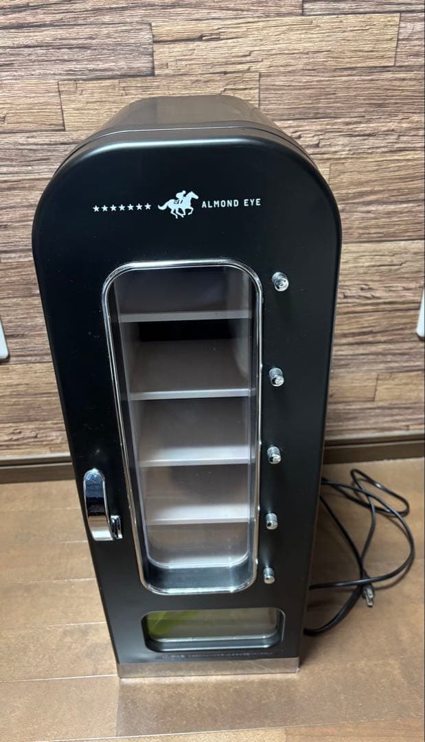 アーモンドアイG17勝記念 自動販売機型保冷庫