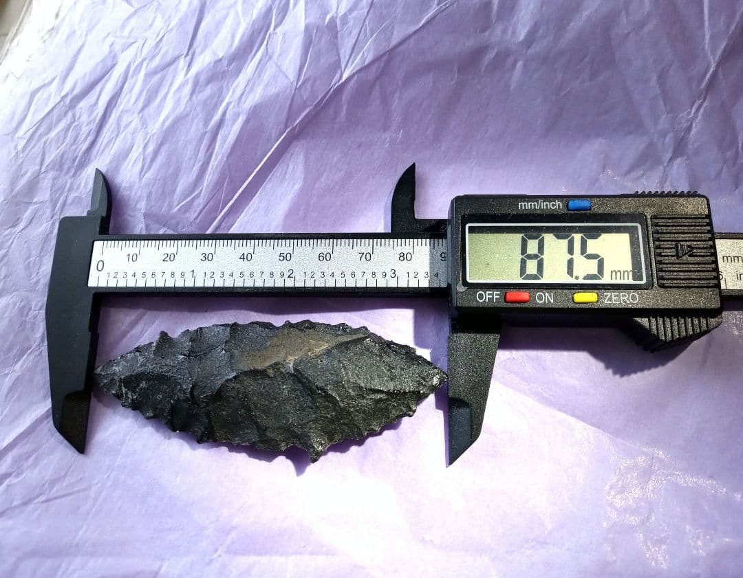 原始人 尖頭器 a ポイント 石器 槍 サヌカイト 模写