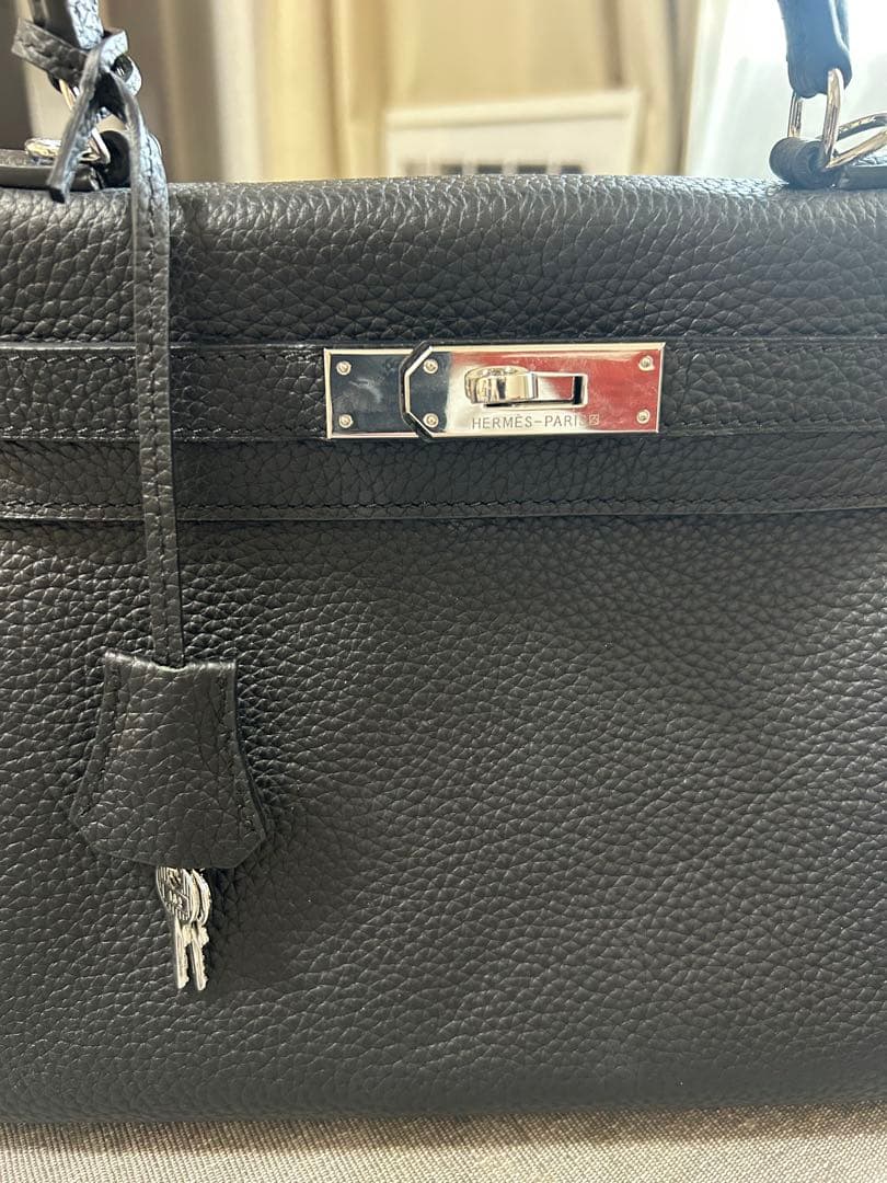 ブラックハンドバッグ