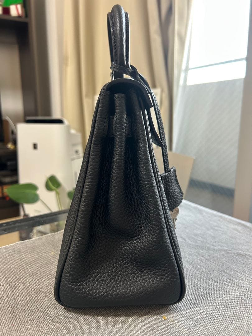 ブラックハンドバッグ