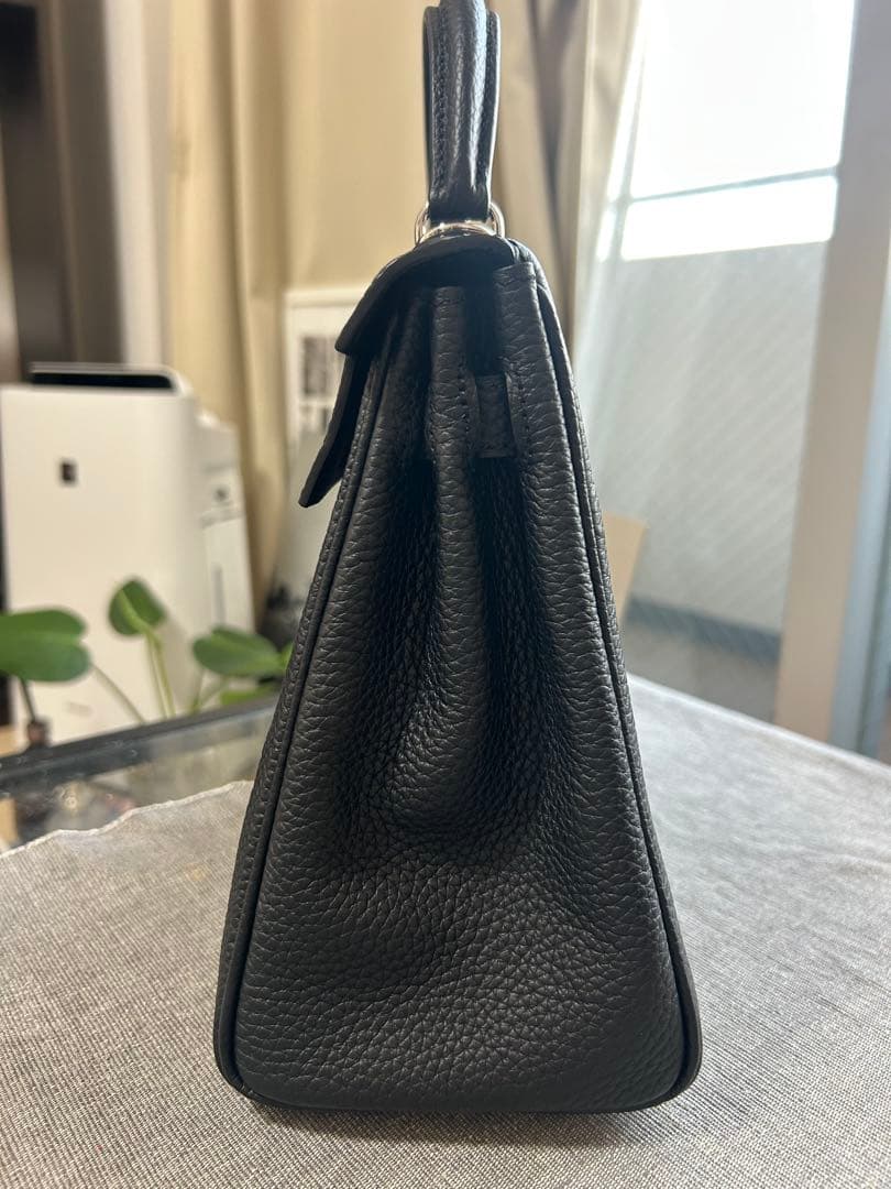 ブラックハンドバッグ