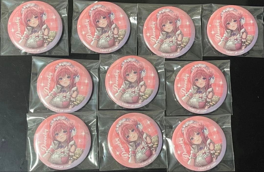 勝利の女神 NIKKE andGALLERY コラボカフェ ドロシー缶バッジ - メルカリ