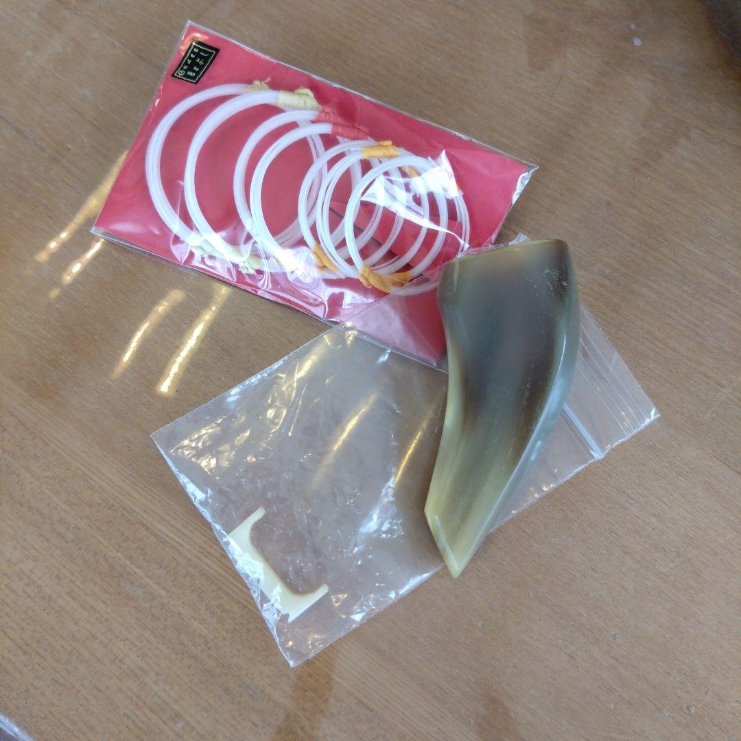 沖縄三線 蛇本皮 セミハードケース、バチ、新品の弦付き