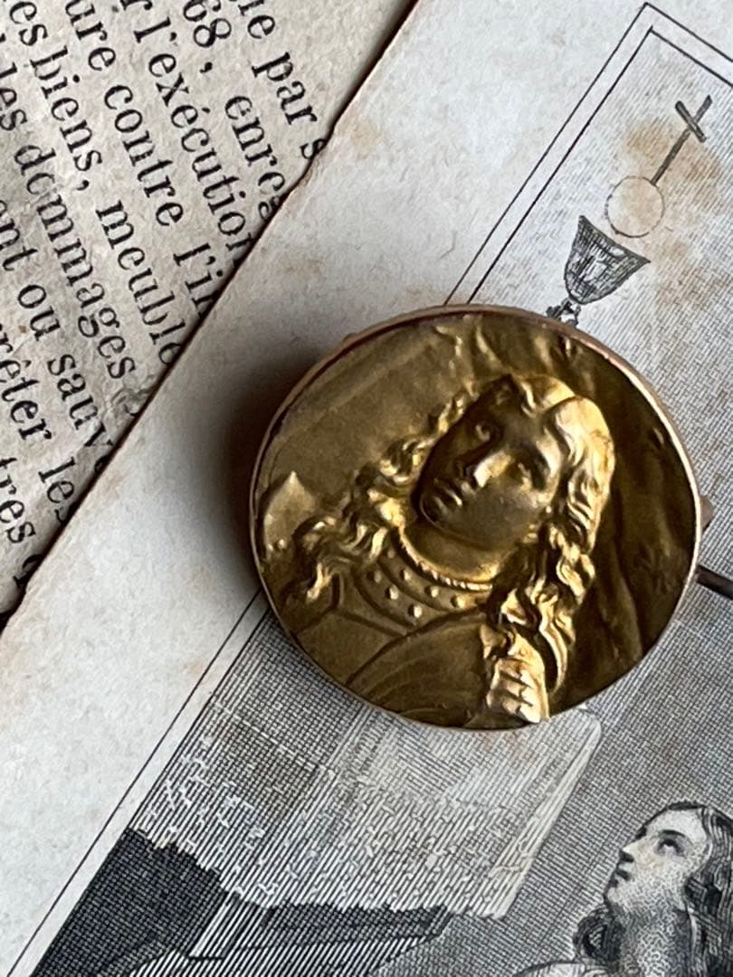 ジャンヌダルクのブローチフランスアンティークゴールドプレート