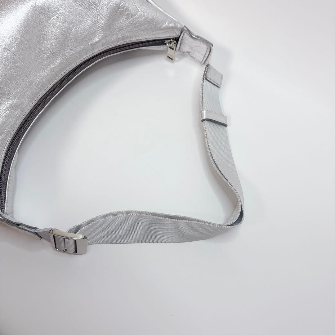 【人気商品】russet ショルダーバッグ　シルバー　ラウンドショルダー　レザー