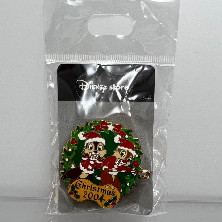 ディズニーストア ピンバッジ チップ デール クリスマス 2004 - メルカリ