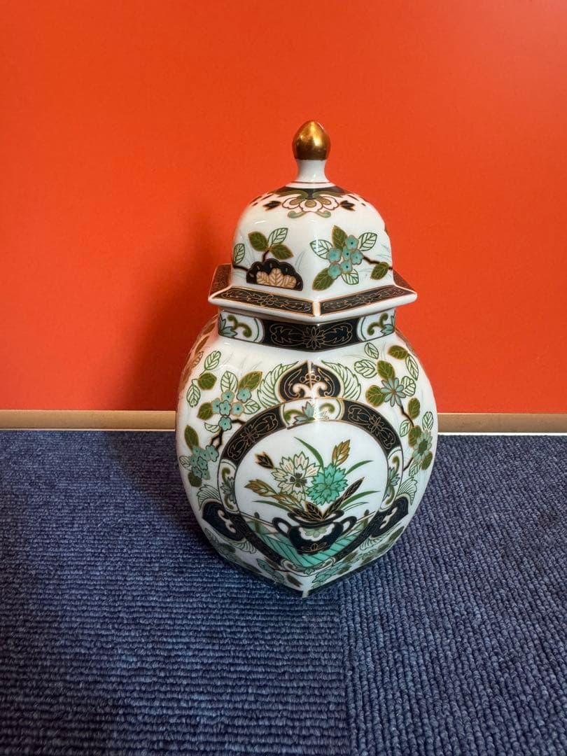 2028 有田焼 前山陶器 染錦山 庫山窯 金ラインの花柄模様 六角飾り壺 2028 有田焼 前山陶器 染錦山 庫山窯 金ラインの花柄模様 六角