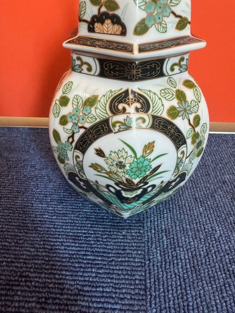 2028 有田焼 前山陶器 染錦山 庫山窯 金ラインの花柄模様 六角飾り壺の