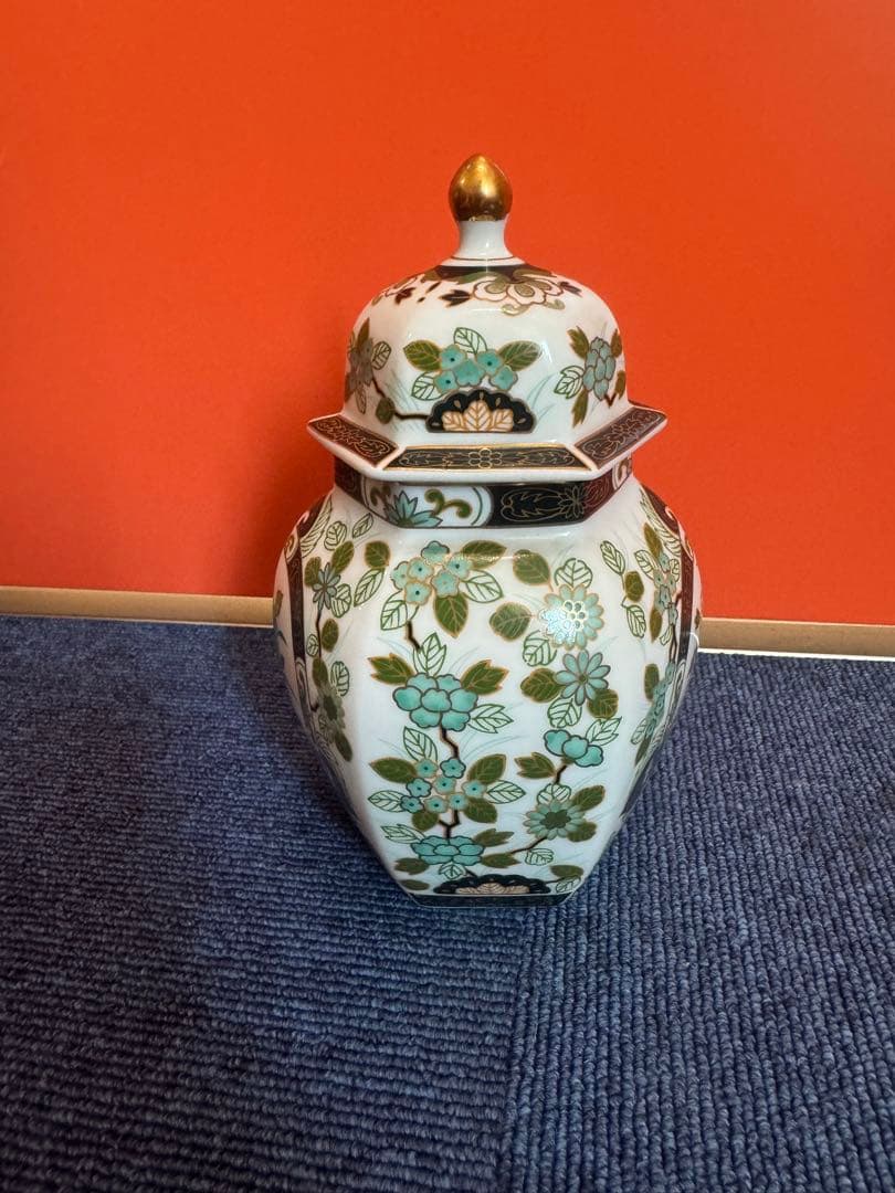 2028 有田焼 前山陶器 染錦山 庫山窯 金ラインの花柄模様 六角飾り壺の