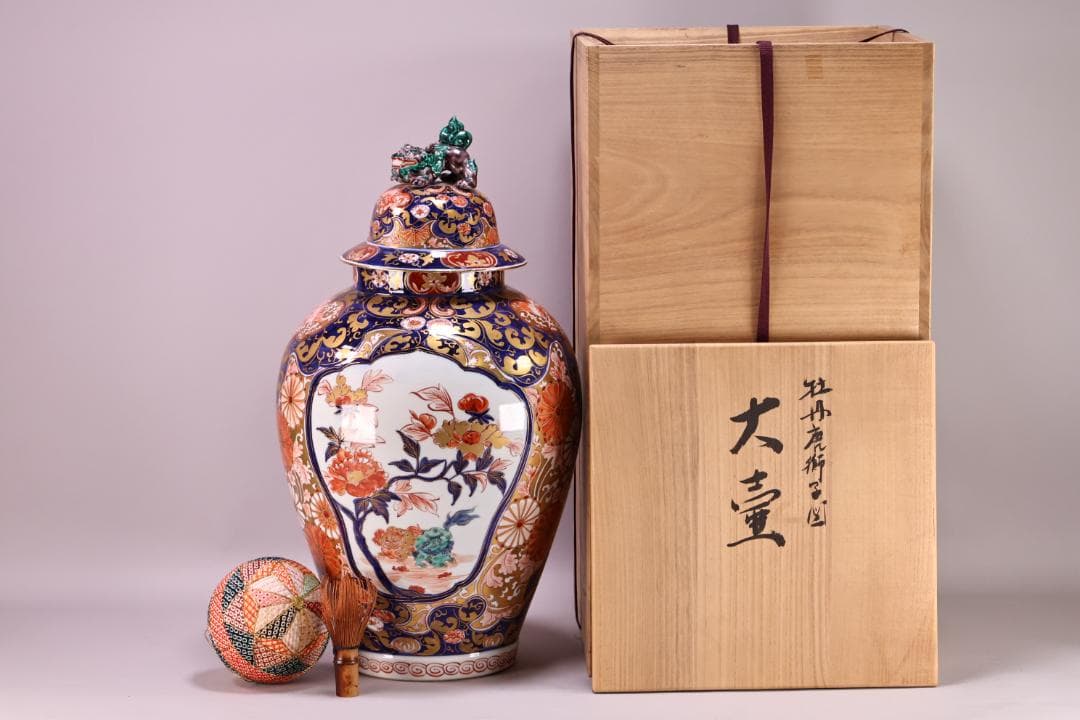 古伊万里 大明成化年製銘 牡丹唐獅子図 大壺 金彩 獅子摘蓋 54㎝ BJ179