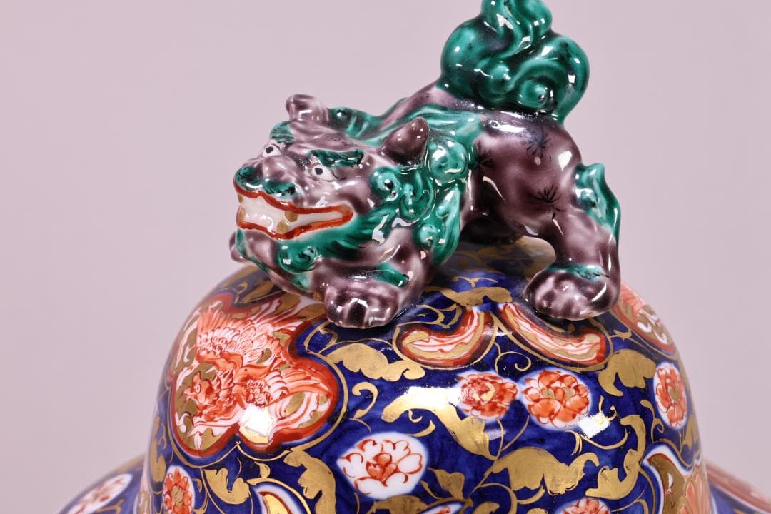 古伊万里 大明成化年製銘 牡丹唐獅子図 大壺 金彩 獅子摘蓋 54㎝ BJ179