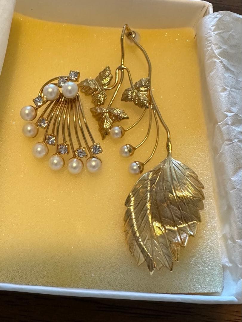 Mame Botanical Leaf Asymmetry Earring