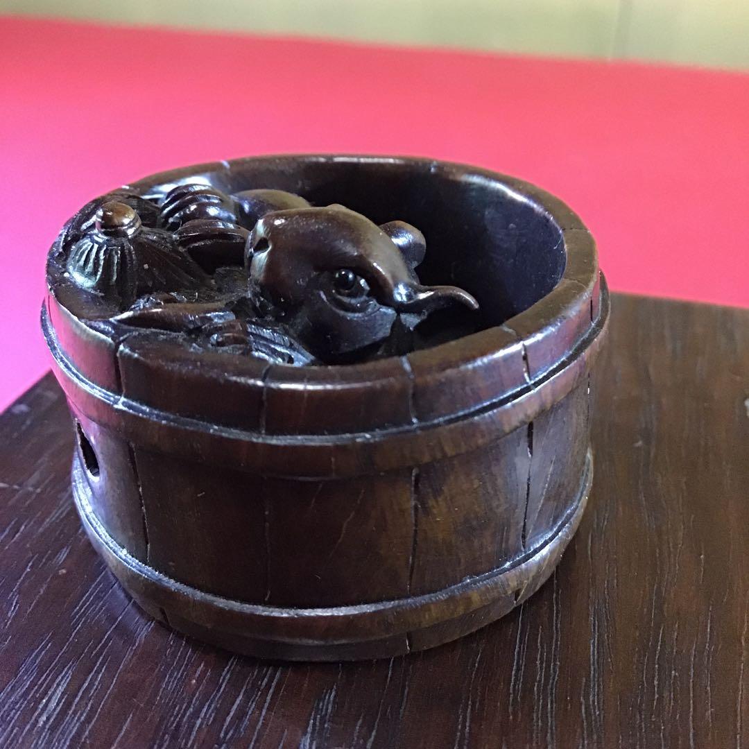 根付 桶に福鼠 黒檀材質 N13
