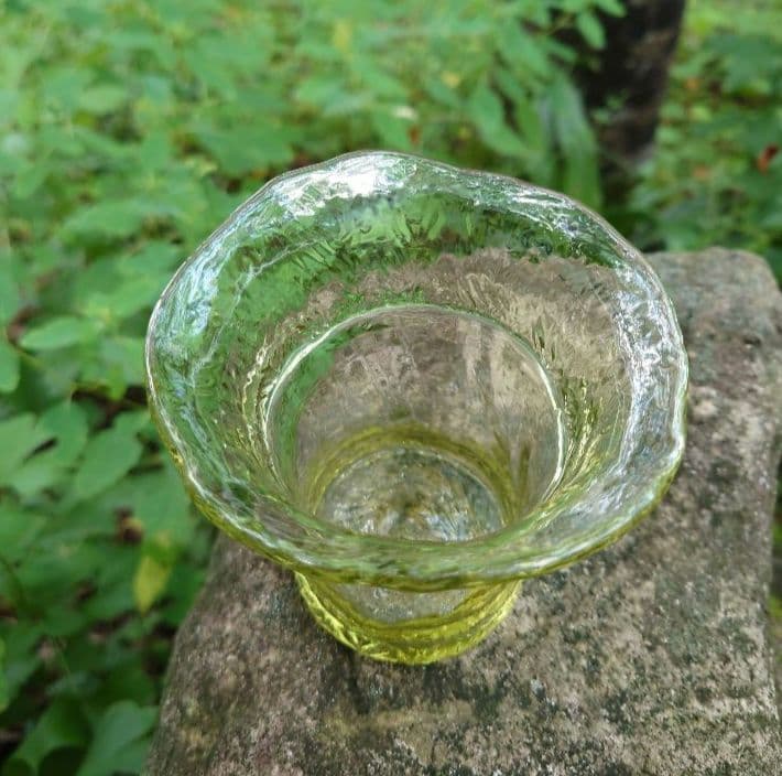 野田収 個展作品 手びねりのグラス(B）新島硝子 コーガ石 自然の緑色