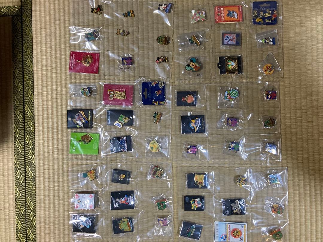 ディズニーグッズ　ピンバッジやキーホルダー大量まとめ売り
