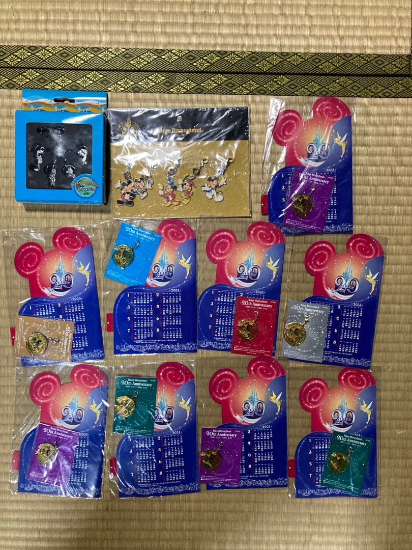 ディズニーグッズ　ピンバッジやキーホルダー大量まとめ売り